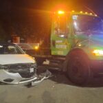 Le destruyen el automóvil por una grúa.